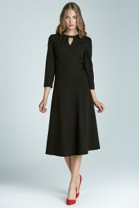 Sukienka z subtelnym pęknięciem na dekolcie i asymetrycznym marszczeniem - czarny - S68